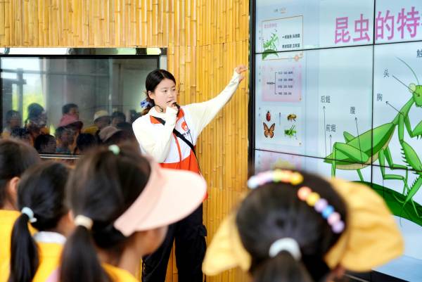 讲解员为小朋友科普昆虫知识。璧山区委宣传部供图