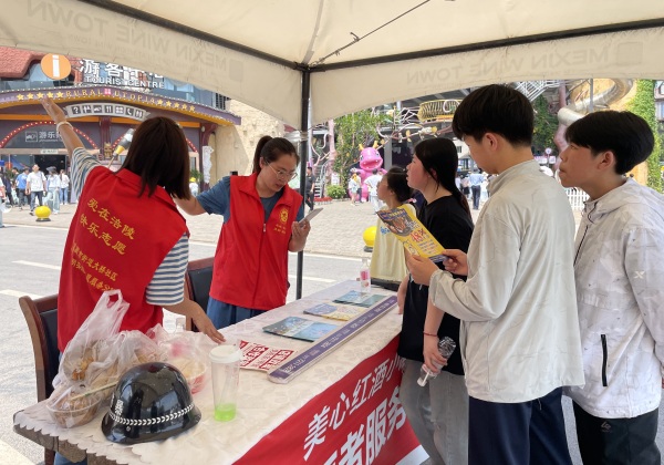 志愿者在为游客服务。景区供图