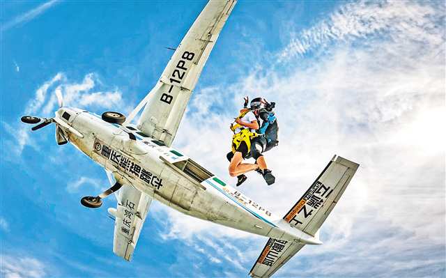 五月三日，梁平区熊猫跳伞重庆培训基地，市民体验高空跳伞。记者 郑宇 摄\视觉重庆