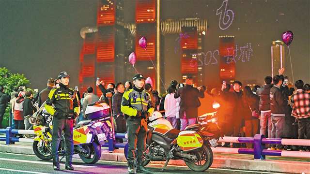 民警在南滨路巡逻。（市公安局供图）