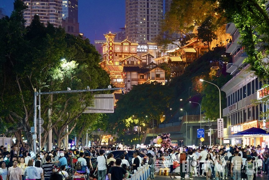 夜晚的洪崖洞。第1眼TV-华龙网记者 刘钊 摄