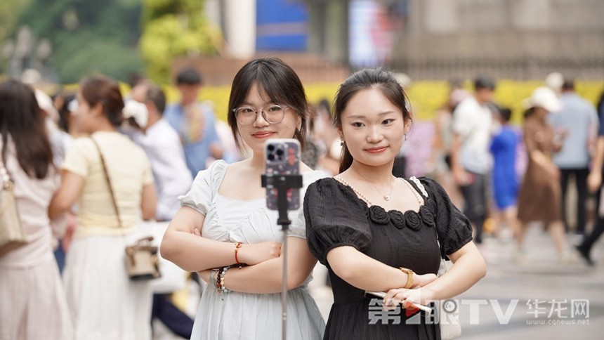 游客在重庆拍照打卡。第1眼TV-华龙网记者 刘钊 摄