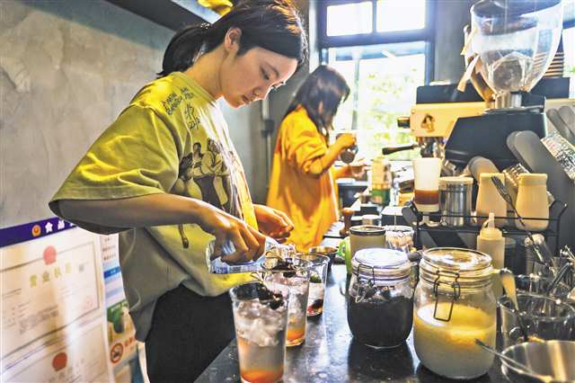4月25日，南岸区下浩里幼鸟咖啡，咖啡师在制作饮品。记者 尹诗语 摄/视觉重庆