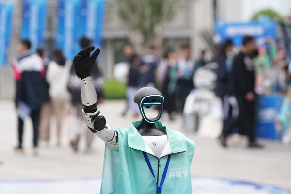 機器人和觀眾互動。西南大學附中供圖