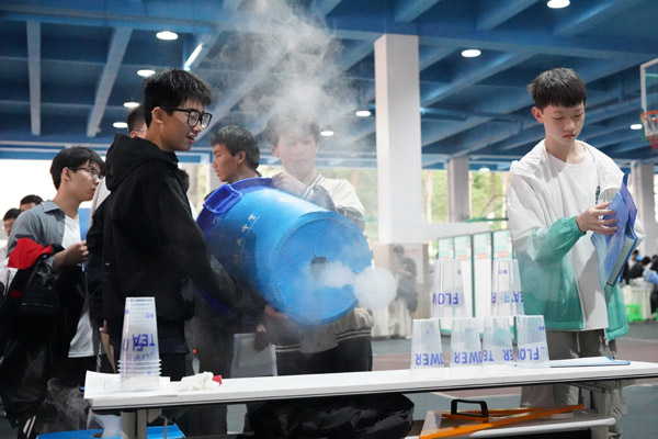 空氣炮實驗。西南大學附中供圖