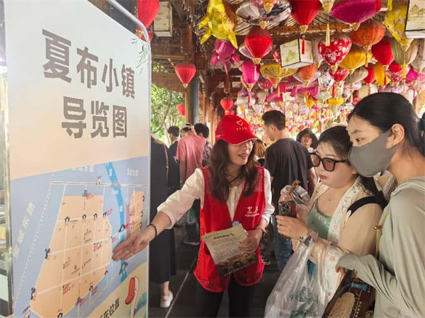 志愿者为游客答疑。荣昌电信供图