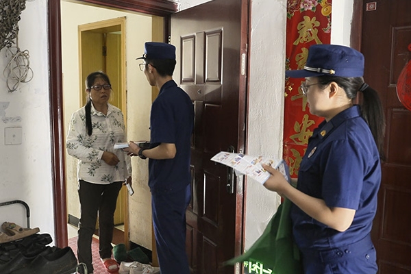 进行电动自行车消防安全宣传。重庆市涪陵区消防救援局供图