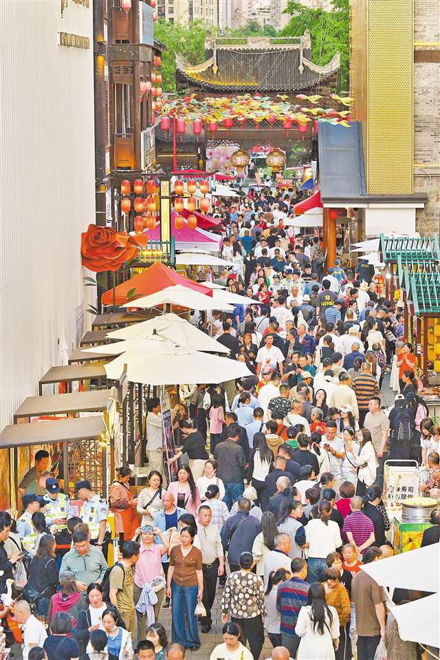 4月30日，荣昌区夏布小镇，众多游客前来玩耍。首席记者 龙帆 摄/视觉重庆