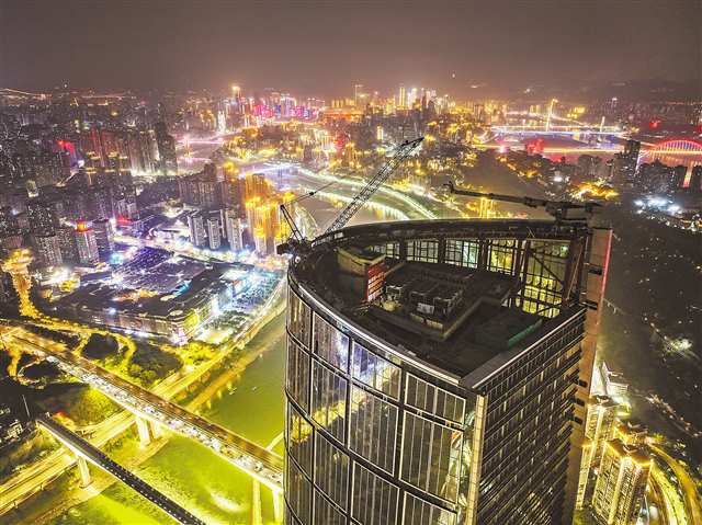渝中区化龙桥国际商务区，陆海国际中心（重庆100）与城市夜景（摄于4月9日）。首席记者 龙帆 摄/视觉重庆
