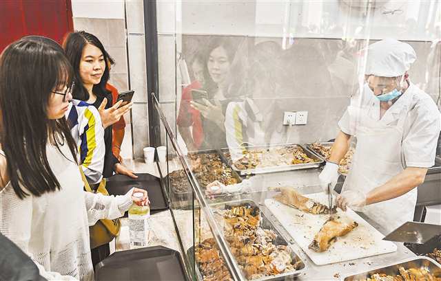 5月2日，荣昌区政府机关食堂，游客选购卤鹅等美食。首席记者 龙帆 摄/视觉重庆