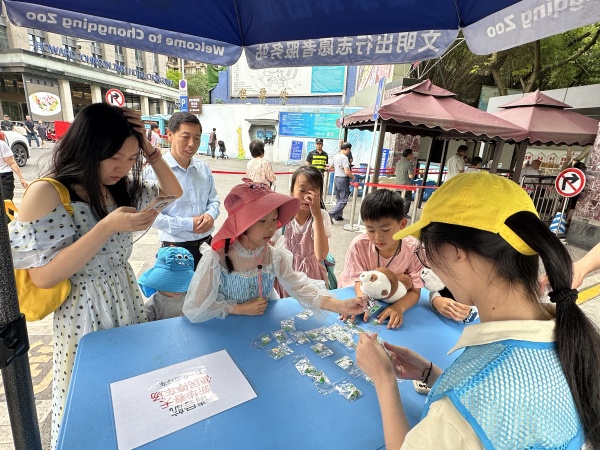 志愿者为游客提供服务。杨家坪街道供图