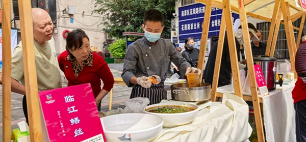 居民群众共同品鉴南岸美食。舒永兵摄