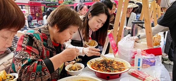 居民群众共同品鉴南岸美食。舒永兵摄