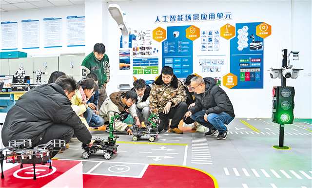 我市高校推动人工智能赋能专业建设，打造一流“人工智能+”专业体系。图为重庆移通学院（合川校区）老师指导人工智能专业学生调试优化智能车算法。（资料图片）记者 郑宇 摄\视觉重庆