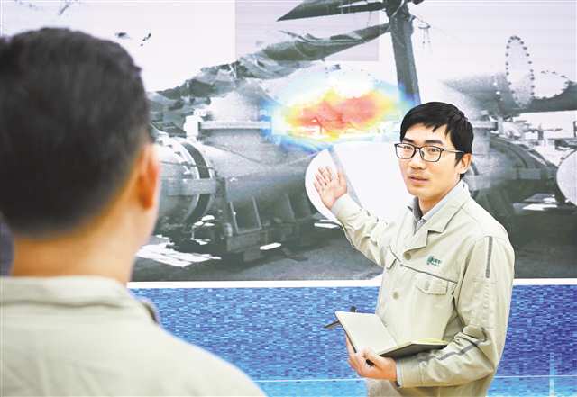 四月二十八日，龙英凯和青年突击队队员分析分布式声成像定位系统抓拍的声学图谱。记者 张锦辉 摄\视觉重庆