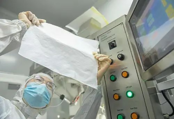 重慶生物智能制造研究院的科研人員對剛生產的可降解生物醫用材料進行初測。兩江協同創新區供圖