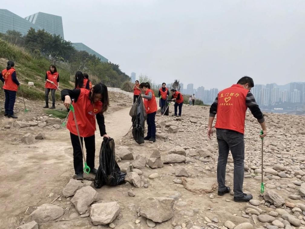 參與志願服務活動。廈門銀行重慶分行供圖