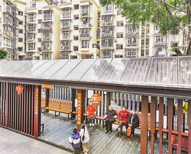两江新区邢家桥社区，和雅小居新增休闲长廊，居民在这里闲谈休息（摄于二月十一日）。记者 张锦辉 摄\视觉重庆