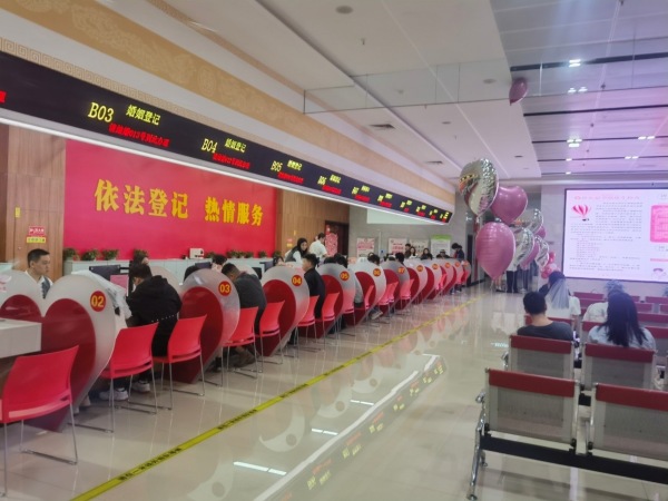 渝北区婚姻登记处大厅，新人正在办理结婚登记手续。徐梅摄