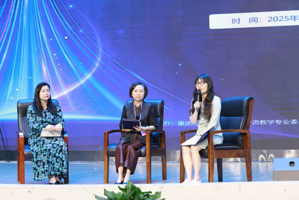 江北區教師進修學院英語教研員錢榮、沙坪壩區教師進修學院初中英語教研員馮麗、重慶八中初中英語教研組組長鄭靈儷對陳佳興的展示課進行點評。主辦方供圖