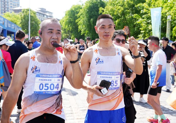 跑友体验梁平卤烤鸭。向成国摄