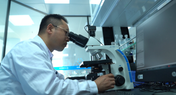 重庆大学附属三峡医院印明柱重复上百次实验，验证研究结论。万州区委宣传部供图 第1眼TV-华龙网发