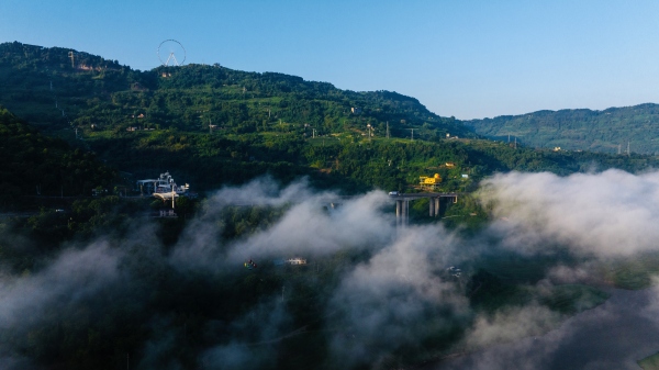 沿江小镇出现平流雾景观。