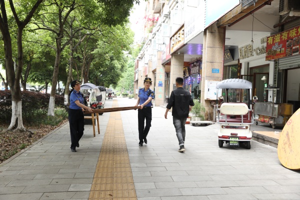 长寿区城市管理局工作人员助力赛场周边环境提升。长寿区融媒体中心供图