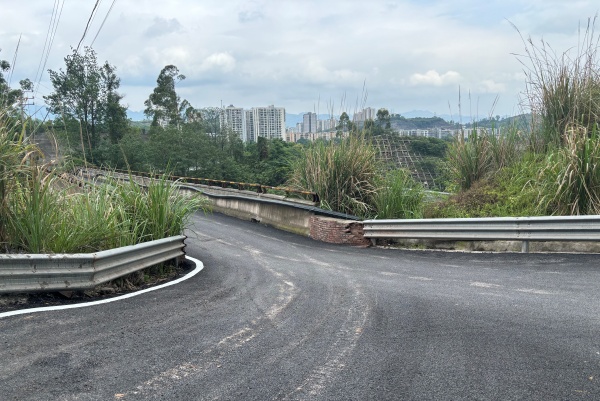 新石村新宝路建设后。洛碛镇供图