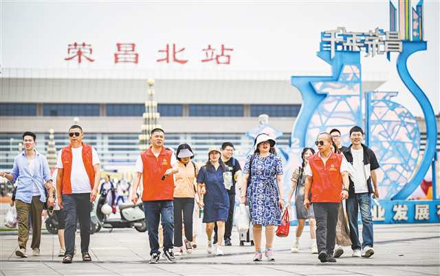 荣昌北站站前广场，爱心车队司机带领游客陆续上车。（摄于五月三日）本版图片由首席记者龙帆摄\视觉重庆
