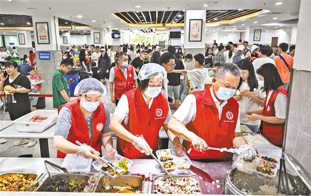 荣昌区政府机关食堂，志愿者正在盛菜。（摄于5月2日）