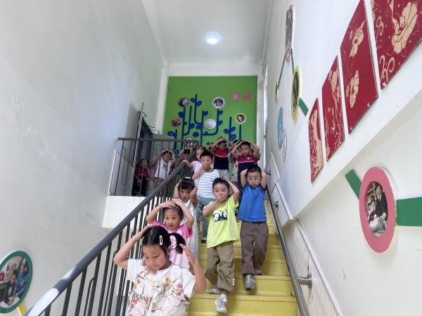 地震逃生演练。龙山街道供图