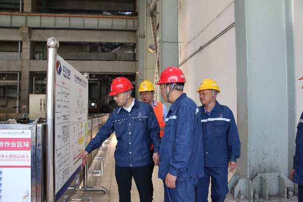 肖汉清带领团队辗转工地。中国电建集团重庆工程有限公司供图