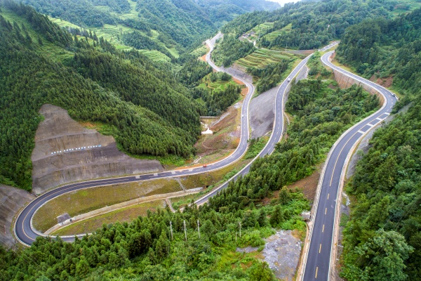 泔溪到车田的公路。酉阳县委宣传部供图