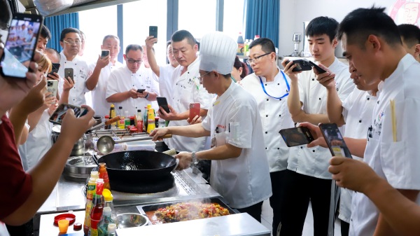 学员们学习烤鱼制作技艺。万州区委宣传部供图