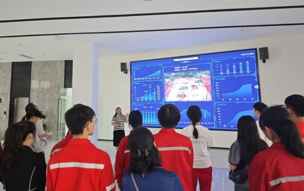 学生前往企业一线学习调研。重庆科技大学供图