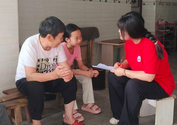 学生与社区居民深入交流。重庆科技大学供图