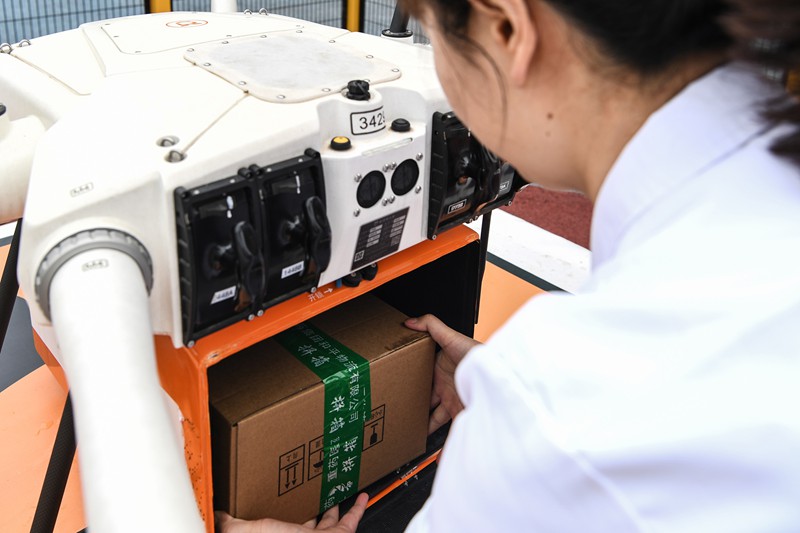 医护人员正在卸载药品。汪彦彤 摄