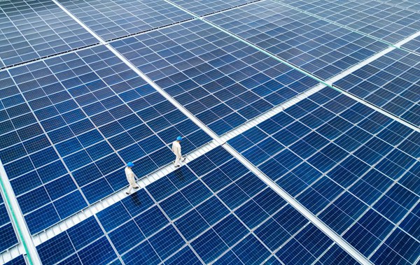 電力員工開展光伏巡檢。國網重慶永川供電公司供圖