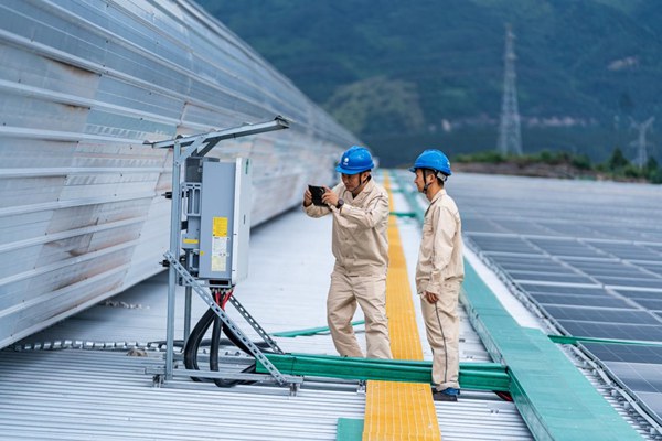 電力員工調試光伏設備。國網重慶永川供電公司供圖