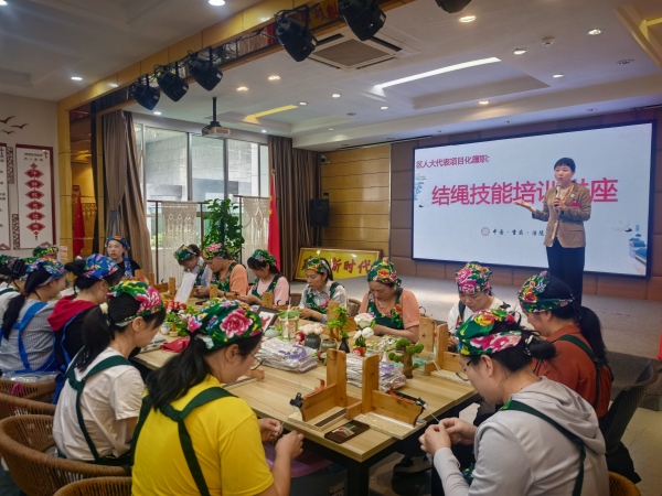 涪陵區人大代表張沉靜進行結繩技能培訓。涪陵區人大常委會供圖