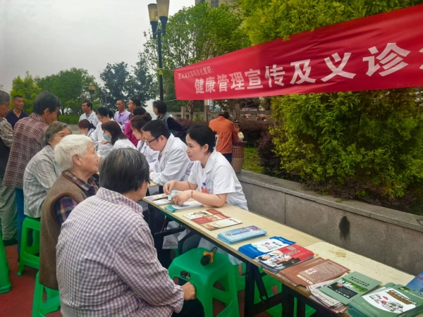 涪陵區人大代表馮曉紅開展健康管理宣傳及義診活動。涪陵區人大常委會供圖