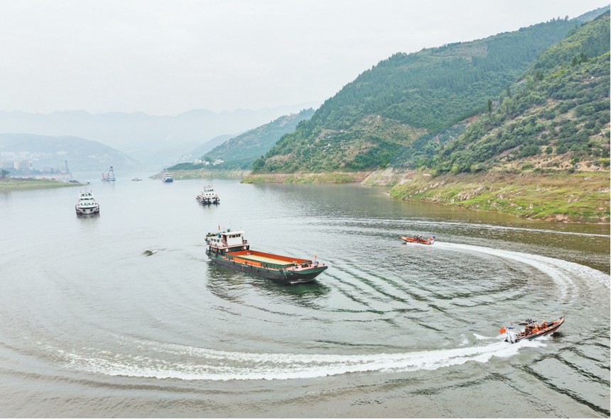 5月15日在重庆市奉节县拍摄的三峡库区地方航道危岩地灾应急实战演练现场（无人机照片）。新华社发