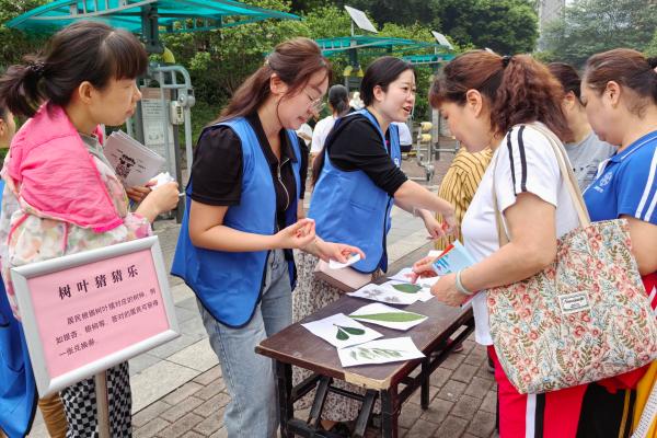 活动现场吸引居民热情参与。陈晓燕摄