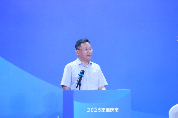 重庆市大渡口区委教育工委书记、区教委主任李国伟致辞。张源摄
