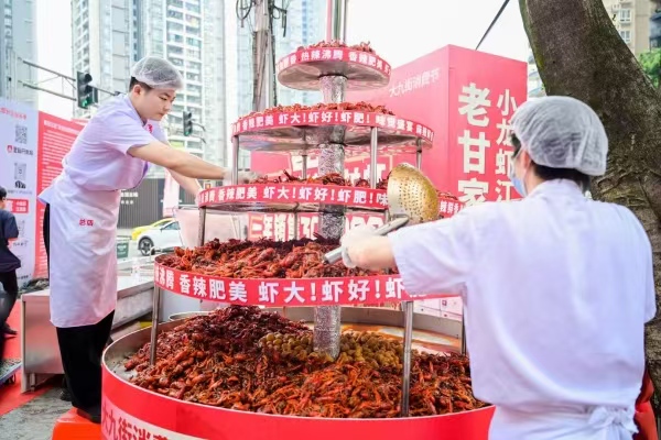 現場小龍蝦吸引市民爭相品嘗。主辦方供圖