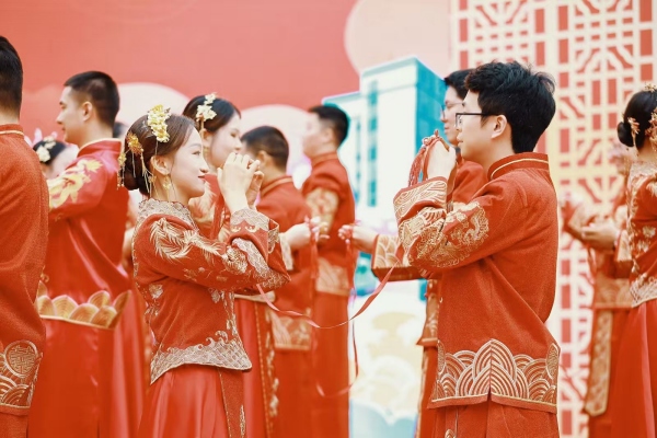新人体验中华传统婚礼。主办方供图