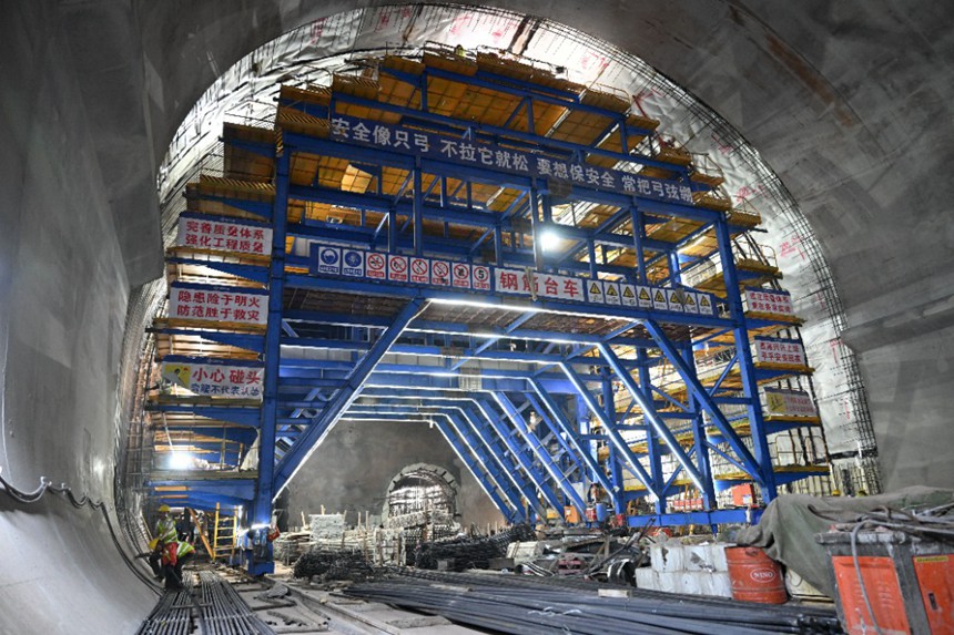 2025年5月17日，重庆轨道交通18号线北延伸段重庆站，中国交建的技术工人正在进行站内二衬施工。