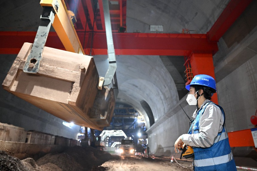 2025年5月17日，重庆轨道交通18号线北延伸段重庆站，中国交建的技术工人正在搬运渣土。