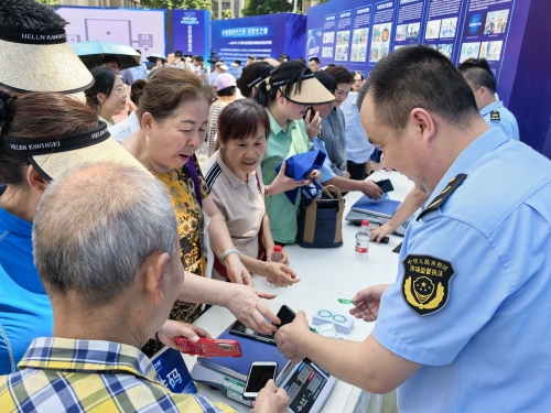 市民現場咨詢。徐雯瑄攝